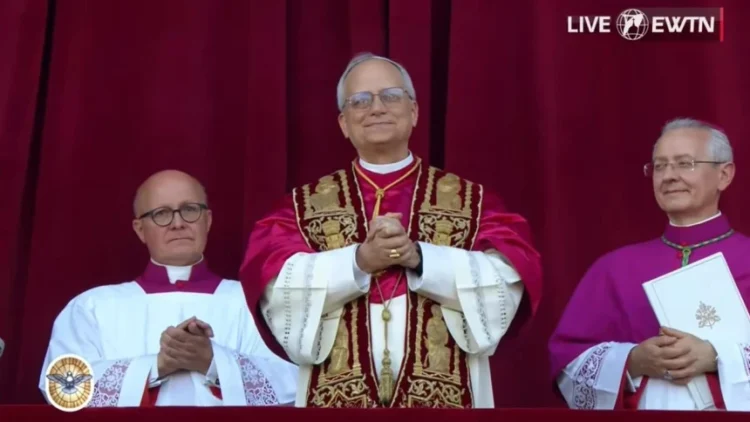 Kardinal Robert Francis Prevost dari Amerika muncul di Balkon Basilika seusai terpilih sebagai Paus Leo XIV setelah melalui Konklaf selama dua hari