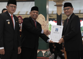 Bupati Sleman Harda Kiswaya dan Wakil Bupati Sleman Danang Maharsa menyerahkan secara simbolik SK kepada pejabat yang baru saja dilantik di Pendopo Parasamya, Pemkab Sleman, Senin (19/5/2025).