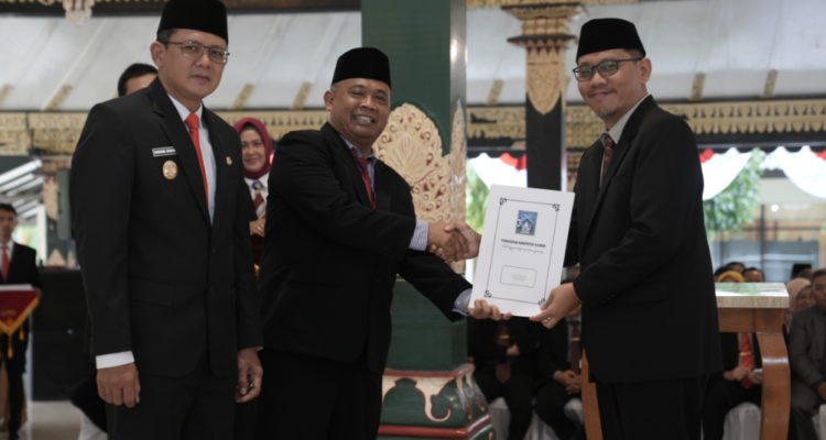 Bupati Sleman Harda Kiswaya dan Wakil Bupati Sleman Danang Maharsa menyerahkan secara simbolik SK kepada pejabat yang baru saja dilantik di Pendopo Parasamya, Pemkab Sleman, Senin (19/5/2025).