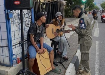 Satpol PP kota Yogyakarta memberikan imbauan kepada pengamen - Kristiani Tandi Rani