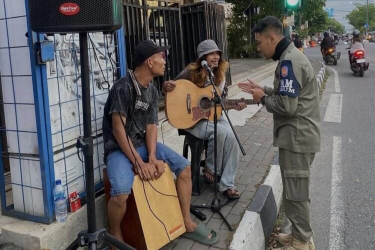 Satpol PP kota Yogyakarta memberikan imbauan kepada pengamen - Kristiani Tandi Rani
