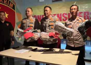 Kapolsek Kotagede bersama jajarannya menunjukkan alat bukti perusakan makam di Kotagede dan Bantul di Mapolsek Kotagede, Selasa (20/5/2025).