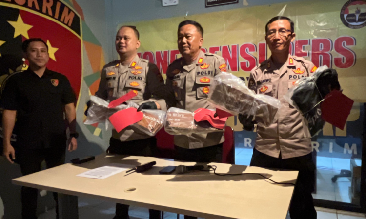 Kapolsek Kotagede bersama jajarannya menunjukkan alat bukti perusakan makam di Kotagede dan Bantul di Mapolsek Kotagede, Selasa (20/5/2025).