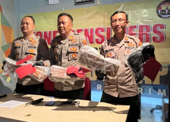 Jajaran Polsek Kotagede memperlihatkan bukti yang dipakai untuk melakukan perusakan makam di Kota Yogyakarta dan Bantul di Mapolsek Kotagede, Selasa (20/5/2025)