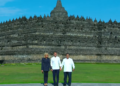 Presiden Prabowo bersama dengan Presiden Prancis Emmanuel Macron dan ibu negara Briggite Macron berfoto bersama dengan latar Candi Borobudur, Kamis (29/5/2025)