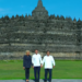 Presiden Prabowo bersama dengan Presiden Prancis Emmanuel Macron dan ibu negara Briggite Macron berfoto bersama dengan latar Candi Borobudur, Kamis (29/5/2025)