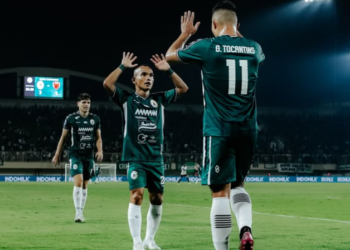 Pemain PSS Sleman Riko Simanjuntak dan Gustavo Tokantins berselebrasi usai menang atas PSM Makassar saat berlaga di Stadion Maguwoharjo, Sabtu (3/5/2025)