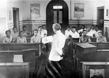 Bp. Soerjoadipoetro tengah mengajar di Taman Siswa Bandung. Foto koleksi KITLV.