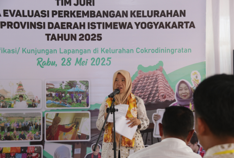Perwakilan Tim Juri Lomba Kelurahan Tingkat DIY, Rini Sri Wahyuni, S.E., M.M saat memberikan sambutan.