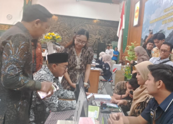 Wali Kota Yogyakarta Hasto Wardoyo melakukan pembayaran pajak di momentum kegiatan Pekan Panutan Pembayaran PBB di Komplek Balai Kota Yogyakarta, Selasa (27/5/2025)
