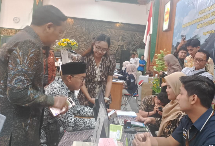 Wali Kota Yogyakarta Hasto Wardoyo melakukan pembayaran pajak di momentum kegiatan Pekan Panutan Pembayaran PBB di Komplek Balai Kota Yogyakarta, Selasa (27/5/2025)