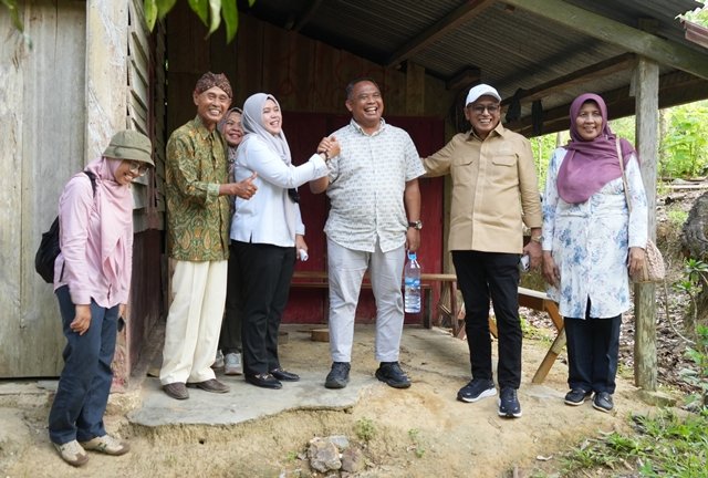 Bupati Sleman, Harda Kiswaya, beserta jajaran berjumlah 17 orang plus anggota DPR RI Daerah Pemilihan DIY dari PAN, Totok Daryanto, pada 17 Juni 2025 lalu terbang menuju Kabupaten Konawe Selatan untuk mengetahui lebih detail permasalahan yang menimpa para transmigran asal Bumi Sembada, Rabu (18/6/2025).