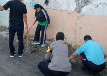 Bupati Gunungkidul Endah Subekti mengikuti giat Jumat Bersih di kawasan pasar Besole