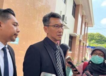 Kuasa hukum pihak UGM memberi keterangan kepada awak media usai mengikuti sidang dugaan ijazah palsu Jokowi di Pengadilan Negeri Sleman, Selasa (10/6/2025)