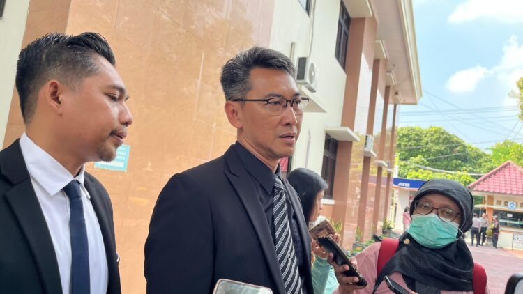 Kuasa hukum pihak UGM memberi keterangan kepada awak media usai mengikuti sidang dugaan ijazah palsu Jokowi di Pengadilan Negeri Sleman, Selasa (10/6/2025)