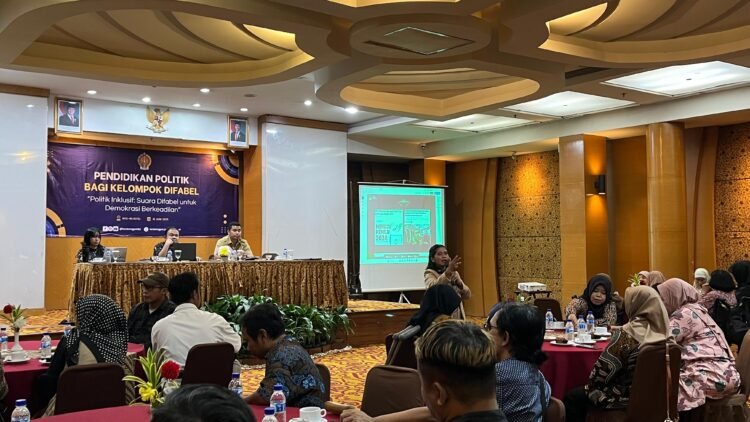 Workshop Pendidikan Politik Bagi Kelompok Difabel yang digelar di Ros-In Hotel pada Senin (16/6/2025).