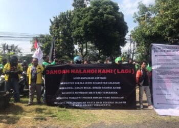 massa yang tergabung dalam solidaritas ojol Yogyakarta nyatakan sikap lawan kejahatan jalanan hingga tuntut penuntasan kasus pembunuhan rekannya di Mapolsek Kalasan, Selasa (17/6/2025).