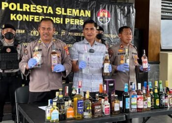 Miras ilegal aneka merek dan jenis saat konferensi pers di Mapolresta Sleman, Kamis (19/6/2025).