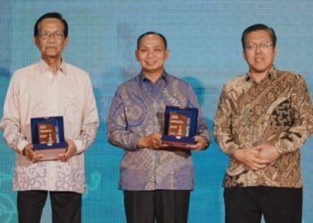 Gubernur Daerah Istimewa Yogyakarta, Sri Sultan Hamengku Buwono X Bersama Wakil Ketua BPK RI, Budi Prijono, dan Presiden ACFE Indonesia Chapter, Hery Subowo saat pembukaan National Anti Fraud 2025. (humasjogja)