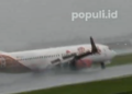 Momen Menegangkan! Batik Air Mendarat Miring di Tengah Hujan dan Angin Kencang