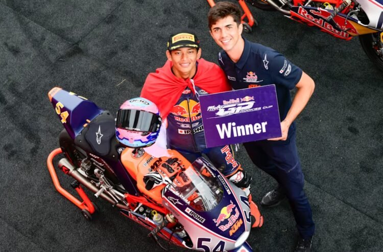 Pebalap Indonesia Veda Ega Pratama berhasil mengukir sejarah usai back to back juara di Red Bull Rookies Cup (RBRC) Italia 2025.(ss/redbull.com)