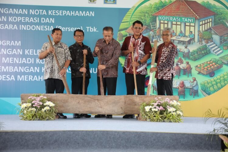 Peluncuran program pengembangan kelembagaan Gabungan Kelompok Tani (Gapoktan) menjadi koperasi dan pengembangan koperasi menuju koperasi desa merah putih, oleh Kemenkop RI di Kabupaten Sleman, pada Jumat (14/3).