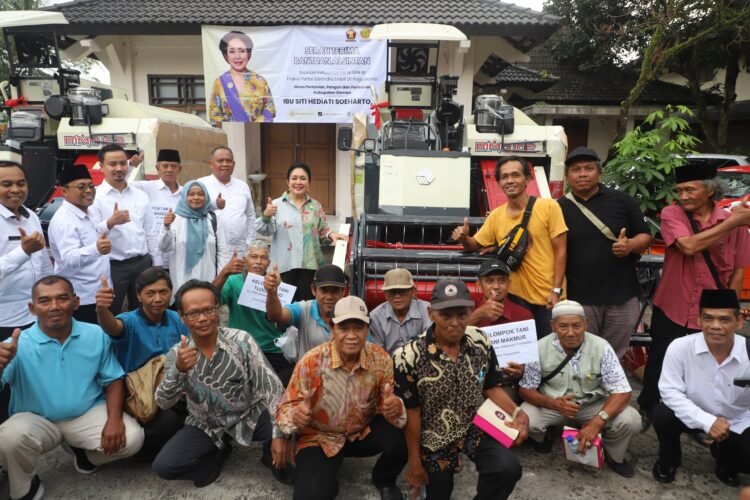 Ketua Komisi IV DPR RI, Siti Hediati Soeharto atau yang akrab disapa Titiek Soeharto, menyerahkan bantuan berupa alat dan mesin pertanian (alsintan) kepada puluhan kelompok tani di wilayah tersebut.