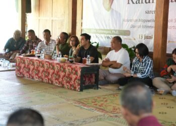 Bupati Sleman Harda Kiswaya ikut duduk bersama warga dalam kegiatan Jagongan Kalurahan.