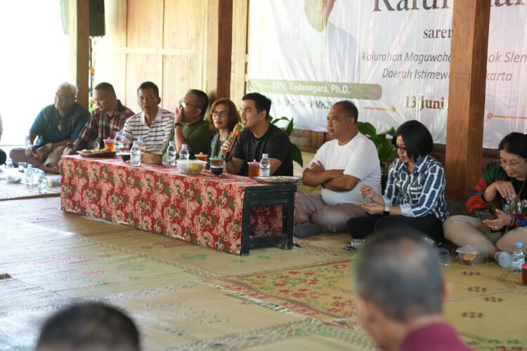 Bupati Sleman Harda Kiswaya ikut duduk bersama warga dalam kegiatan Jagongan Kalurahan.