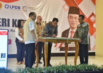 penyerahan Surat Keputusan (SK) Badan Hukum Koperasi Merah Putih di Kantor Kalurahan Tamanmartani, Kabupaten Sleman, pada Sabtu (15/6/2025). (dok.prokopim)