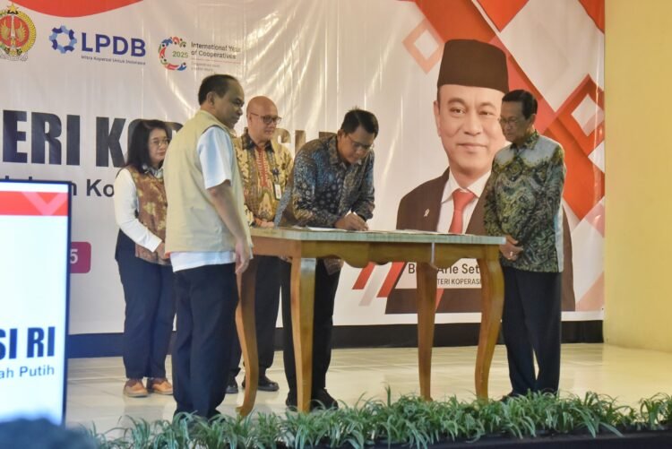 penyerahan Surat Keputusan (SK) Badan Hukum Koperasi Merah Putih di Kantor Kalurahan Tamanmartani, Kabupaten Sleman, pada Sabtu (15/6/2025). (dok.prokopim)