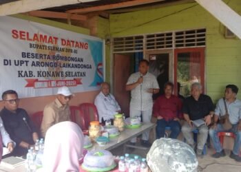 Bupati Sleman, Harda Kiswaya (berdiri), beserta jajaran berjumlah 17 orang plus anggota DPR RI Daerah Pemilihan DIY dari PAN, Totok Daryanto, pada 17 Juni 2025 lalu terbang menuju Kabupaten Konawe Selatan untuk mengetahui lebih detail permasalahan yang menimpa para transmigran asal Bumi Sembada, Rabu (18/6/2025).