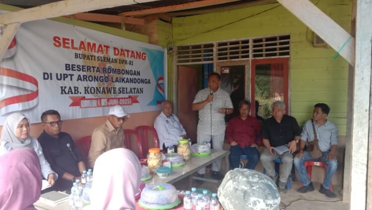 Bupati Sleman, Harda Kiswaya (berdiri), beserta jajaran berjumlah 17 orang plus anggota DPR RI Daerah Pemilihan DIY dari PAN, Totok Daryanto, pada 17 Juni 2025 lalu terbang menuju Kabupaten Konawe Selatan untuk mengetahui lebih detail permasalahan yang menimpa para transmigran asal Bumi Sembada, Rabu (18/6/2025).