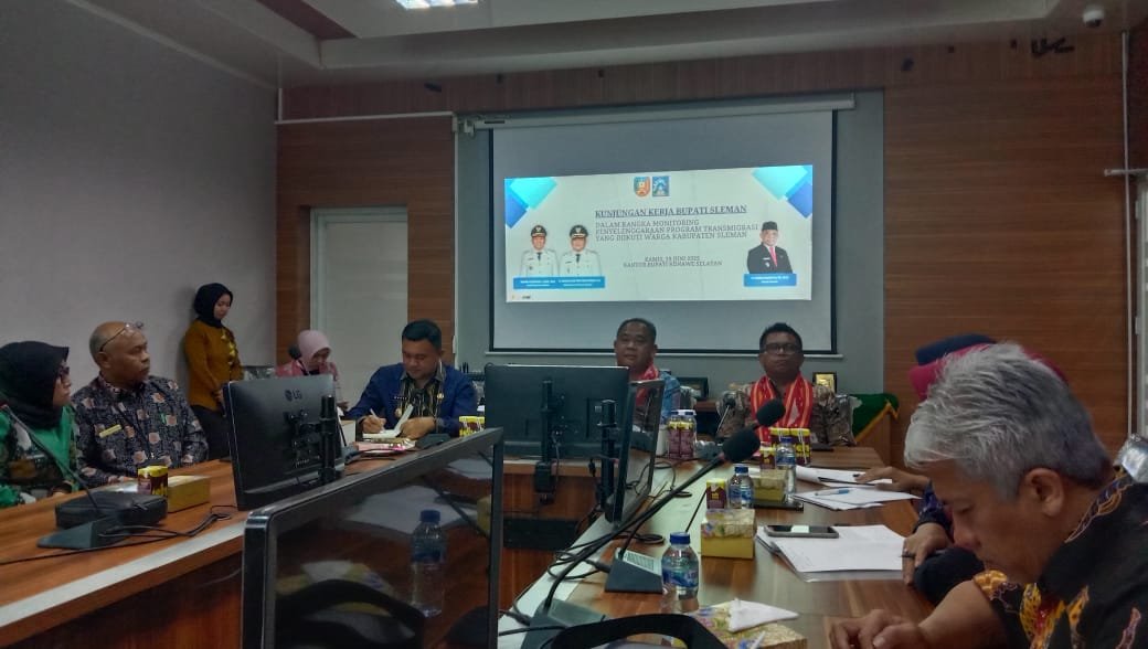 Bupati Sleman, Harda Kiswaya, beserta jajaran berjumlah 17 orang plus anggota DPR RI Daerah Pemilihan DIY dari PAN, Totok Daryanto, pada 17 Juni 2025 lalu terbang menuju Kabupaten Konawe Selatan untuk mengetahui lebih detail permasalahan yang menimpa para transmigran asal Bumi Sembada, Rabu (18/6/2025).