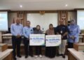 Penyerahan santunan kepada keluarga pengelola parkir secara simbolis oleh Sekretaris Daerah Kabupaten Sleman, Susmiarto.