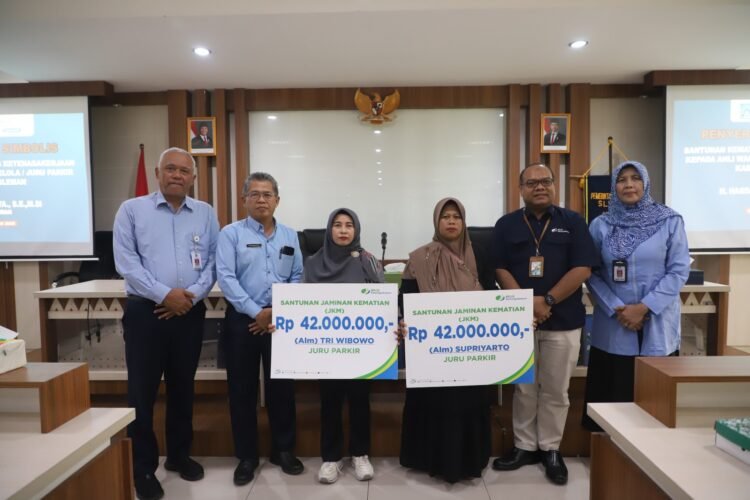 Penyerahan santunan kepada keluarga pengelola parkir secara simbolis oleh Sekretaris Daerah Kabupaten Sleman, Susmiarto.