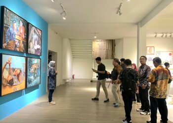 Pengunjung menyaksikan gelaran seni ARTJOG di Jogja National Museum, Jumat (20/6/2025) petang