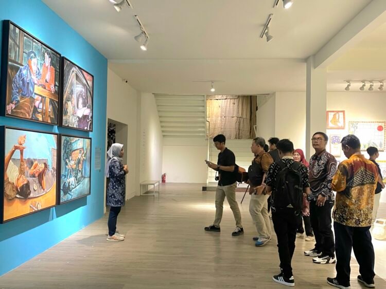 Pengunjung menyaksikan gelaran seni ARTJOG di Jogja National Museum, Jumat (20/6/2025) petang