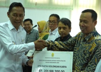 Wakil Bupati Bantul menyerahkan secara simbolik bantuan untuk partai politik di Bantul