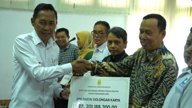 Wakil Bupati Bantul menyerahkan secara simbolik bantuan untuk partai politik di Bantul