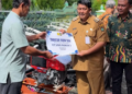 Bupati Agung Setyawan menyerahkan bantuan berupa traktor dan pompa air kepada warga Kulon Progo yang berasal dari anggota DPR RI Titiek Soeharto