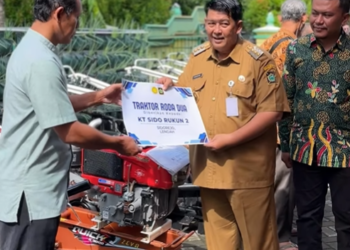 Bupati Agung Setyawan menyerahkan bantuan berupa traktor dan pompa air kepada warga Kulon Progo yang berasal dari anggota DPR RI Titiek Soeharto