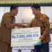 Wakil Bupati Sleman Danang Maharsa menjembatani pencairan dana JHT untuk karyawan PT MTG yang beberapa waktu lalu terdampak musibah kebakaran, di Pendopo Parasamya, Pemkab Sleman, Senin (16/6/2025)