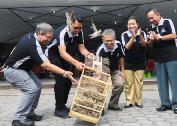 Wakil Bupati Danang Maharsa didampingi jajarannya melepas burung di puncak peringatan Hari Lingkungan Hidup Sedunia yang digelar di Gedung Serbaguna Sleman, Senin (30/6/2025)