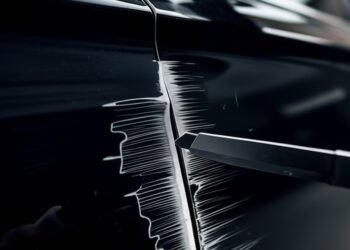 ilustrasi mobil tergores pisau