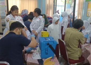 Pemberian vaksin HPV kepada anak-anak SD yang menjadi lokasi penelitian dr. Supriyatiningsih bekerja sama dengan Oxford University Clinical Research Unit (OCRU)