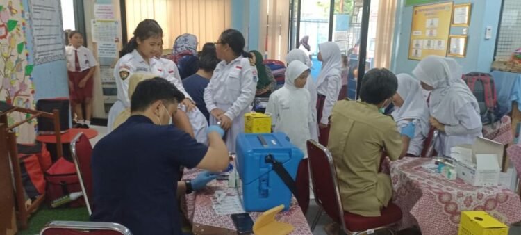Pemberian vaksin HPV kepada anak-anak SD yang menjadi lokasi penelitian dr. Supriyatiningsih bekerja sama dengan Oxford University Clinical Research Unit (OCRU)