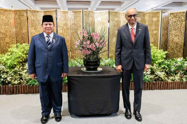 Presiden Prabowo Subianto seusai meresmikan anggrek bernama ibunya yakni Dora Sigar ketika kunjungan kenegaraan ke Parlemen Singapura, Senin (16/6/2025)