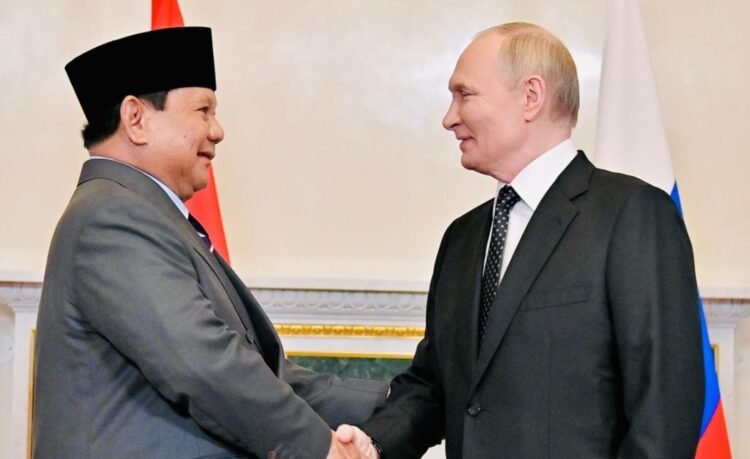 Presiden Republik Indonesia Prabowo Subianto dan Presiden Federasi Rusia Vladimir Putin bertemu dalam suasana hangat dan penuh keakraban di Istana Konstantinovsky, St. Petersburg, pada Kamis, 19 Juni 2025. Foto: BPMI Setpres/Laily Rachev
