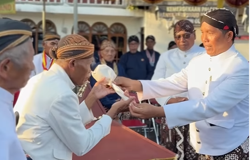 Tradisi Ngarak Siwur di Kapanewon Imogiri yang digelar sebagai pembuka tradisi adat Nguras Enceh.